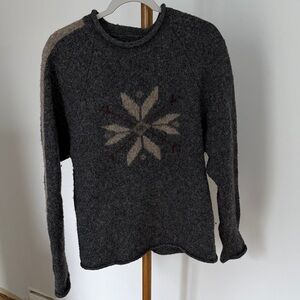 G.H. Bass Co 100% Wool Gray Snowflake Pattern Sweater Size Small